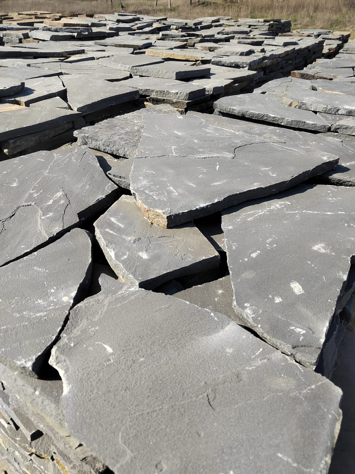 Песчаник пластушка светло-серый (2,0 см)  купить  в Ставрополе плитняк- ластушка светло-серый, серый рваный ландшафтный плитняк колотый 7 500 руб/м3   фото 