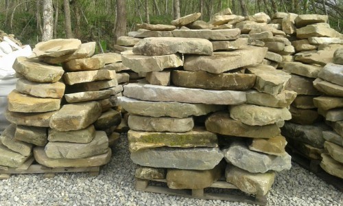 Песчаник плиты - плахи - пошаговые дорожки (фр. 70-150 мм)  купить  в Ставрополе песчаник серый бежевый желтый зеленый колотый песчаник строительный 6500 руб/т   фото 