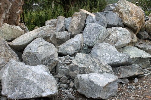  Змеевик скальник фр. 500-1500 мм.  купить в Ставрополе змеевик зеленый серый черный глыба скальная колотая 7500 руб/т   фото 