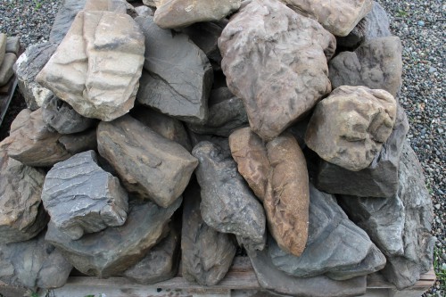 Песчаник декоративный ландшафтный (фр. 300-500 мм)  купить  в Ставрополе песчаник желтый рыжий серый зеленый валун речной окатанный природный песчаника 4 500 руб/т   фото 