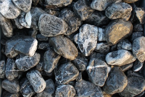 Галька мраморная черная (щебень галтованный черный мрамор) фр. 50-100 мм.  купить  в Ставрополе мрамор черный с белыми прожилками щебень ландшафтный мраморный 9000 руб/т   фото 