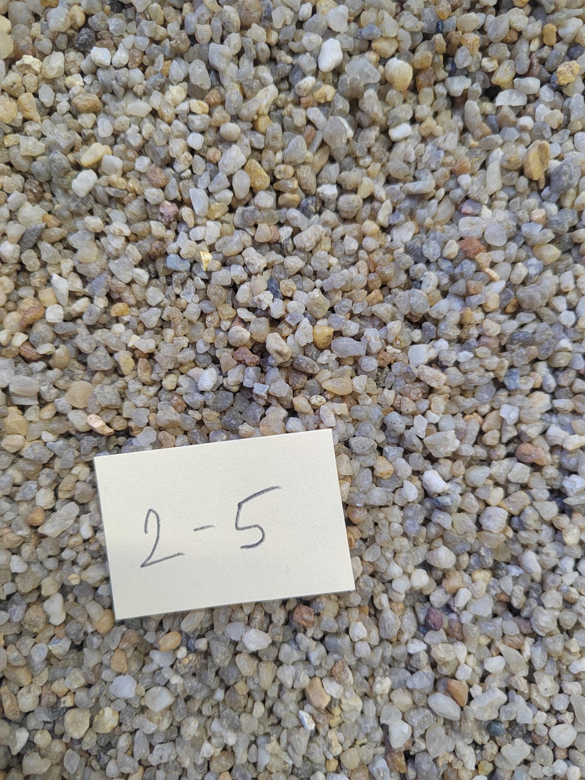 Кварцевый песок для площадок фр. 2-5 мм.  купить в Ставрополе фото 