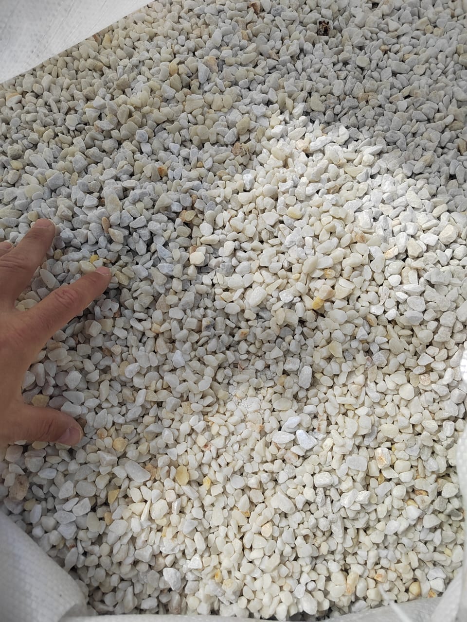  Мраморная крошка, щебень, цвет-белый, фр. 5-10 мм.  купить  в Ставрополе мрамор белый, айвори, молочный мраморная каменная крошка ландшафтная 9500 руб/т   фото 