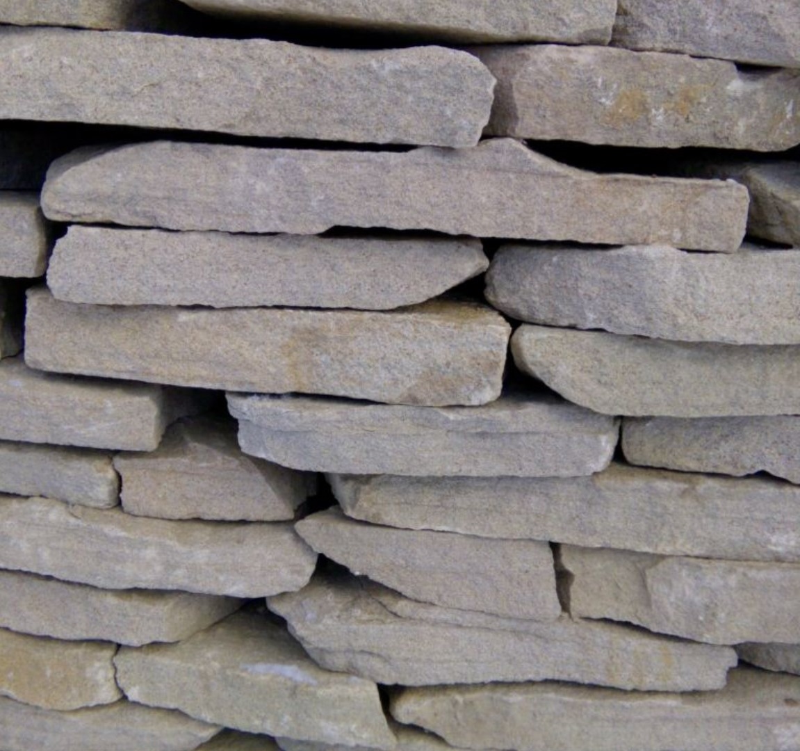 Песчаник пластушка светло-серый (2,0 см)  купить  в Ставрополе плитняк- ластушка светло-серый, серый рваный ландшафтный плитняк колотый 7 500 руб/м3   фото 