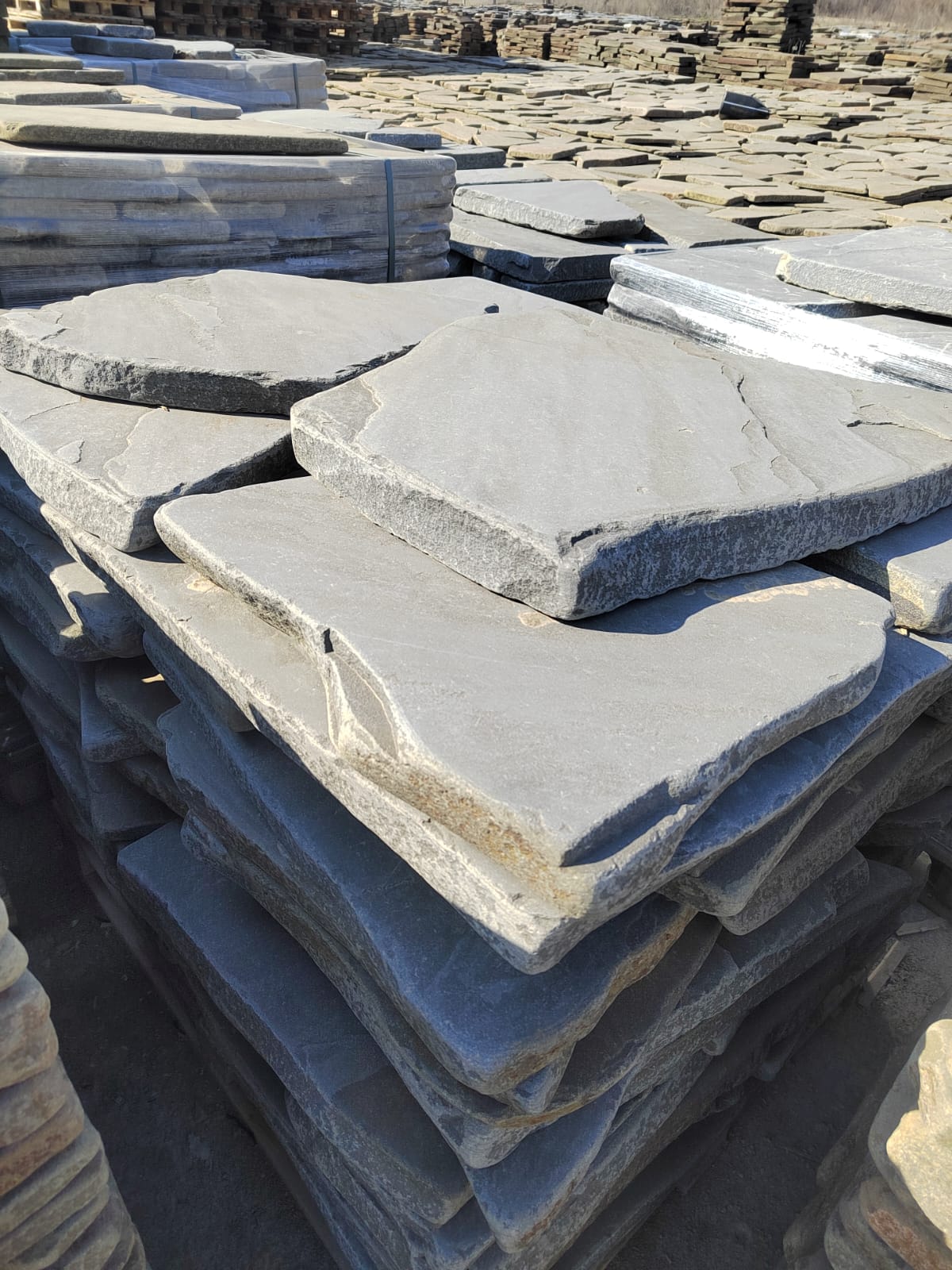 Песчаник пластушка галтованная светло-серая (3,0 см)  купить  в Ставрополе песчаник светло-серый, серый ландшафтный камень рваный колотый 12 000 руб/м3   фото 