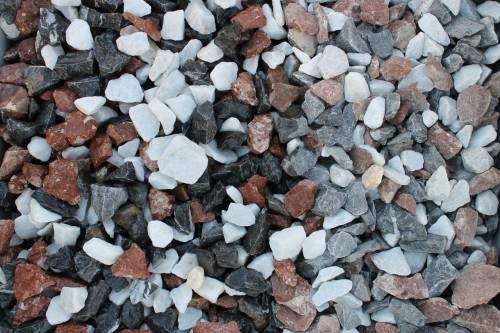  Мраморная крошка (щебень крошка микс : белый-черный-розовый) фр. 20-40 мм.  купить  в Ставрополе мрамор белый, черный, розовый декоративная ландшафтная крошка 9500 руб/т   фото 