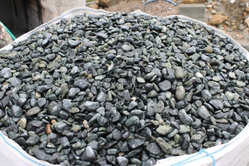  Зеленая галька (щебень галтованный зеленый змеевик) фр. 20-40 мм.  купить  в Ставрополе мрамор зеленый, салатовый оголтованный щебень мраморный 12 500 руб/т   фото 