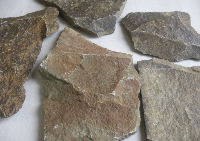  Песчаник пластушка "фонтанка" серо-зеленая (3,0-5,0 см)  купить  в Ставрополе песчаник серо-зеленая колотые плитки облицовочные пластушки 8 500 руб/м3   фото 