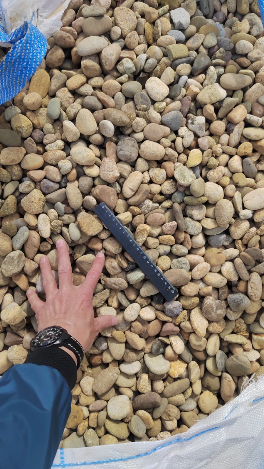  Галька речная окат рыжая фр. 20-40 мм. купить   в Ставрополе галька речная окатанная рыжая желтая серая округлая речная галька 4000 руб/т   фото 