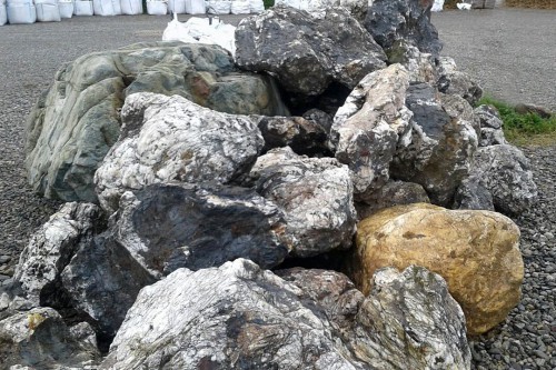  Черный гранит - кварцит фр. 100-500 мм.  купить в Ставрополе мрамор гранит черный с белыми прожилками, серый, белый валун скальный колотый 7000 руб/т   фото 