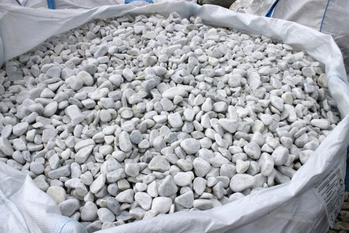  Галька белая мраморная (щебень галтованный белый), фр.20-40 мм.  купить  в Ставрополе мрамор белый бежевый молочный мраморный щебень декоративный 14500 руб/т   фото 