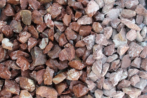  Мраморная крошка (щебень крошка розовый) фр. 20-40 мм.  купить  в Ставрополе мрамор розовый, красный мраморная крошка декоративная 7700 руб/т   фото 