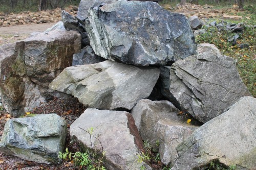  Змеевик скальник фр. 500-1500 мм.  купить в Ставрополе змеевик зеленый серый черный глыба скальная колотая 7500 руб/т   фото 