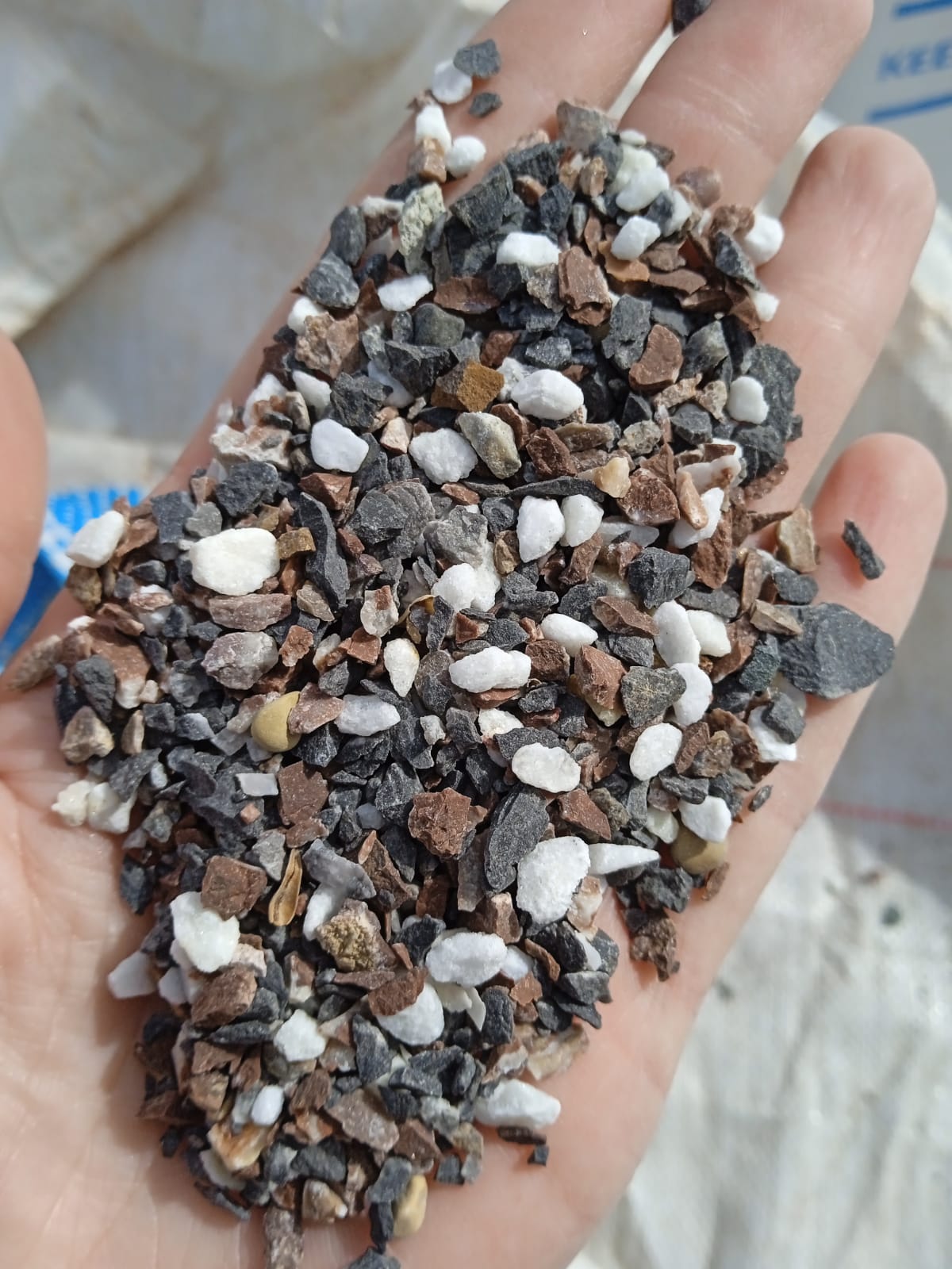  Мраморная крошка (щебень крошка микс: белый-зеленый-розовый) фр. 5-10 мм  купить  в Ставрополе мрамор белый, зеленый, розовый, разноцветный, молочный декоративная ландшафтная мраморная крошка 9500 руб/т   фото 