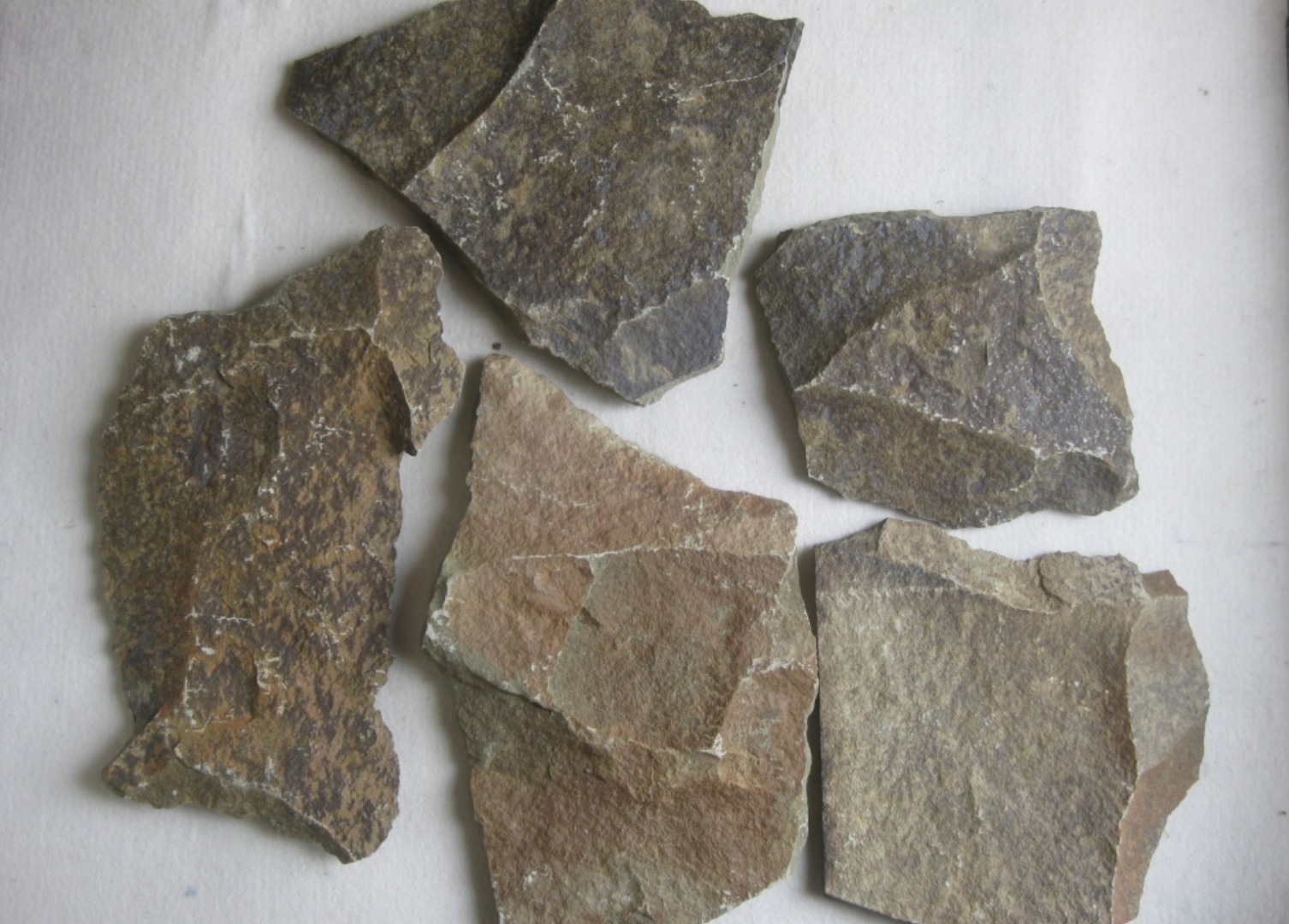 Песчаник пластушка "фонтанка" серо-зеленая (3,0-5,0 см)  купить  в Ставрополе песчаник серо-зеленая колотые плитки облицовочные пластушки 8 500 руб/м3   фото 