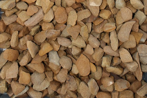  Щебень крошка желтый (песчаник) фр. 20-40 мм.  купить  в Ставрополе песчаник бежевый рыжий каменная крошка песчаника 7 200 руб/т   фото 