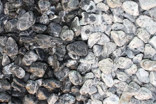  Черная галька (щебень галтованный черный мрамор) фр.20-40 мм.  купить  в Ставрополе мрамор черный с белыми прожилками мрамор окатанный округлый 13500 руб/т   фото 