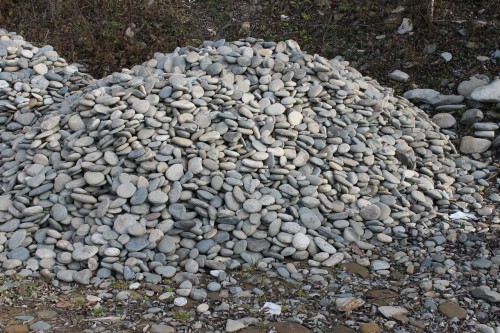 Kamenclub.ru: Галька речная плоская (ассорти) фр. 70-150 мм. купить   в  Ставрополегалька галечник серый белый темно-серый синий светло-серый плоская природная галька  6200 руб/т   фото КАМЕНЬ КЛУБ