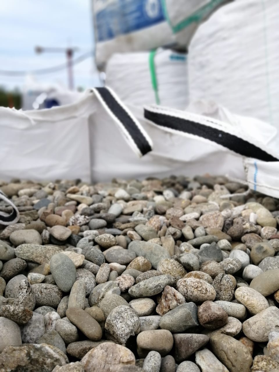  Галька речная окат (пестрая) фр. 20-40 мм. купить   в Ставрополе галька речная пестрая, серая, серые оттенки галька речная окатанная округлая 4000 руб/т   фото 