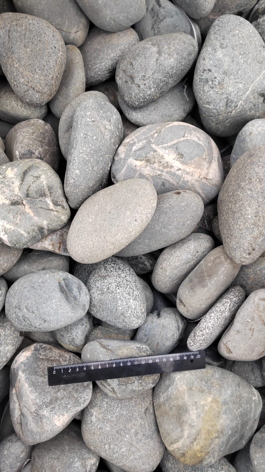  Галька речная окат (темно-серая) фр. 70-150 мм. купить   в Ставрополе галька речная темно-серая, синяя, серая речная галька округлая  5000 руб/т   фото 