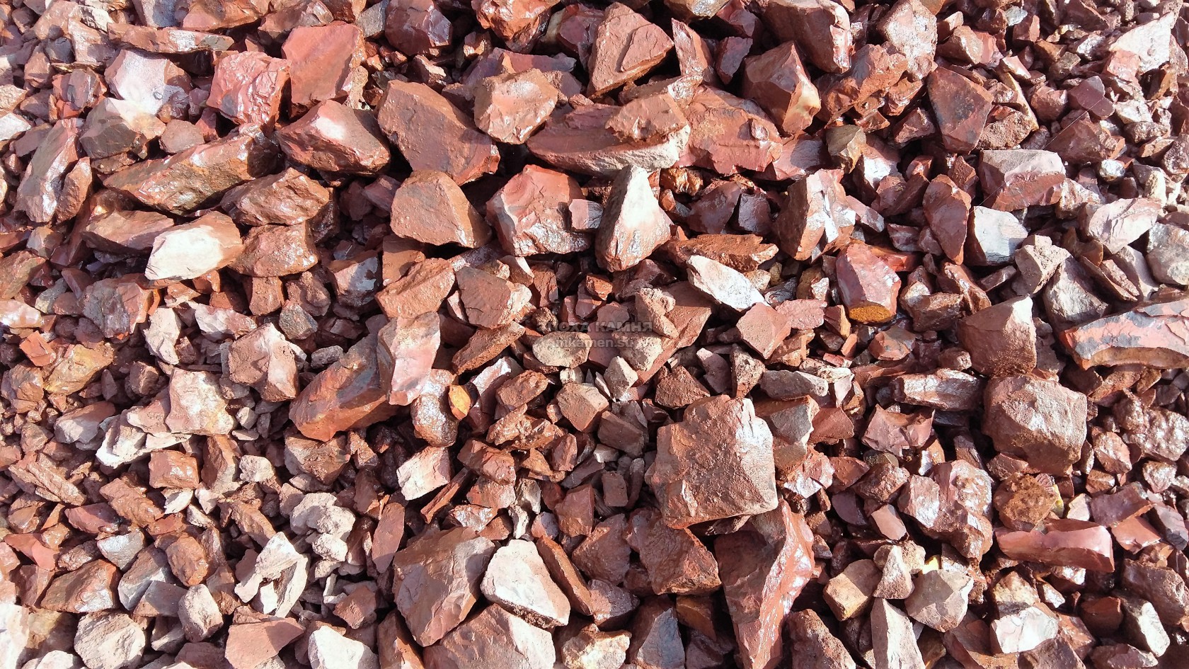  Щебень крошка красный (ЯШМА) фр. 10-20 мм.  купить  в Ставрополе яшма красный, бордовый, оранжевый, рыжий декоративный каменный ландшафтный щебень колотый 6 600 руб/т   фото 
