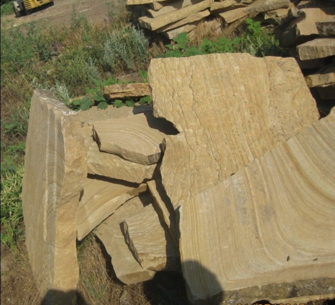 Форматный камень (плаха) пошаговая дорожка от 70-150 см (4 -12 см)  купить  в Ставрополе плитняк  форматный плаха желтый песчаник 9 000 руб/т   фото 