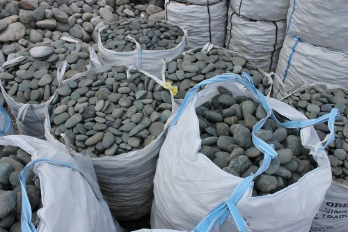  Темно-серый валунчик фр.100-300 мм.  купить в Ставрополе крупный природный камень серый, темно-серый, светло-серый речная галька большого размера окатанная 4500 руб/т   фото 