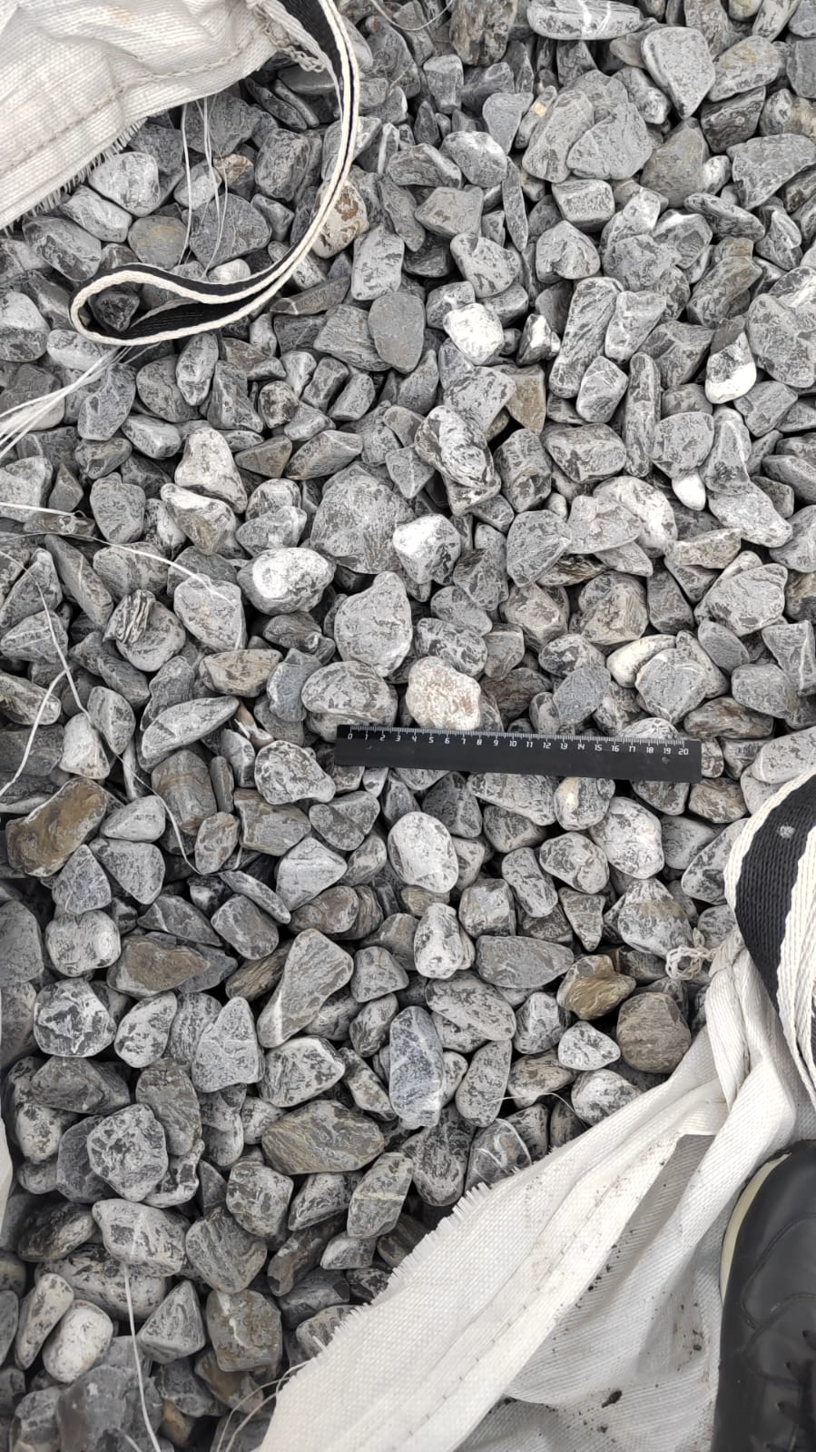  Черная галька (щебень галтованный черный мрамор) фр.40-70 мм.  купить  в Ставрополе мрамор черный с белыми прожилками, черный, белый щебень галтованный округлый 13500 руб/т   фото 