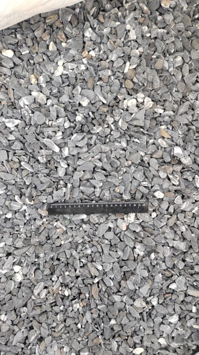 Черная галька с прожилками (галтованный черный мрамор) фр.10-20 мм.  купить  в Ставрополе мрамор черный с белыми прожилками, черный, белый окатанный округлый ландшафтный декоративный щебень 13500 руб/т   фото 
