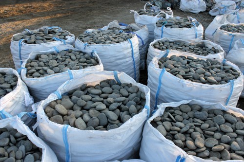 Kamenclub.ru: Галька речная плоская (темно-серая) фр. 100-200-300 мм. купить   в  Ставрополегалька речная плоская темно-серый, серый, синий речной галечник плоский 6000 руб/т   фото КАМЕНЬ КЛУБ
