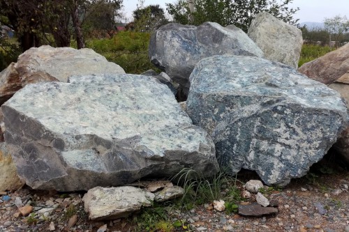 Змеевик скальник фр. 500-1500 мм.  купить в Ставрополе змеевик зеленый серый черный глыба скальная колотая 7500 руб/т   фото 