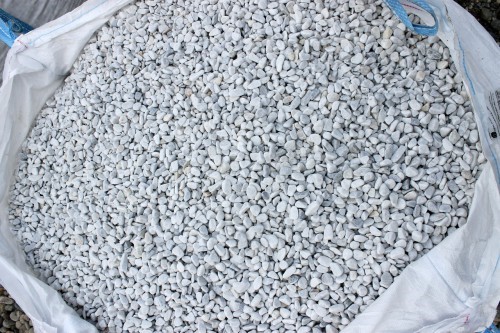  Белая мраморная галька (щебень галтованный белый) фр.10-20 мм.  купить  в Ставрополе мрамор белый, молочный, айвори окатанный округлый декоративный ландшафтный щебень 14500 руб/т   фото 