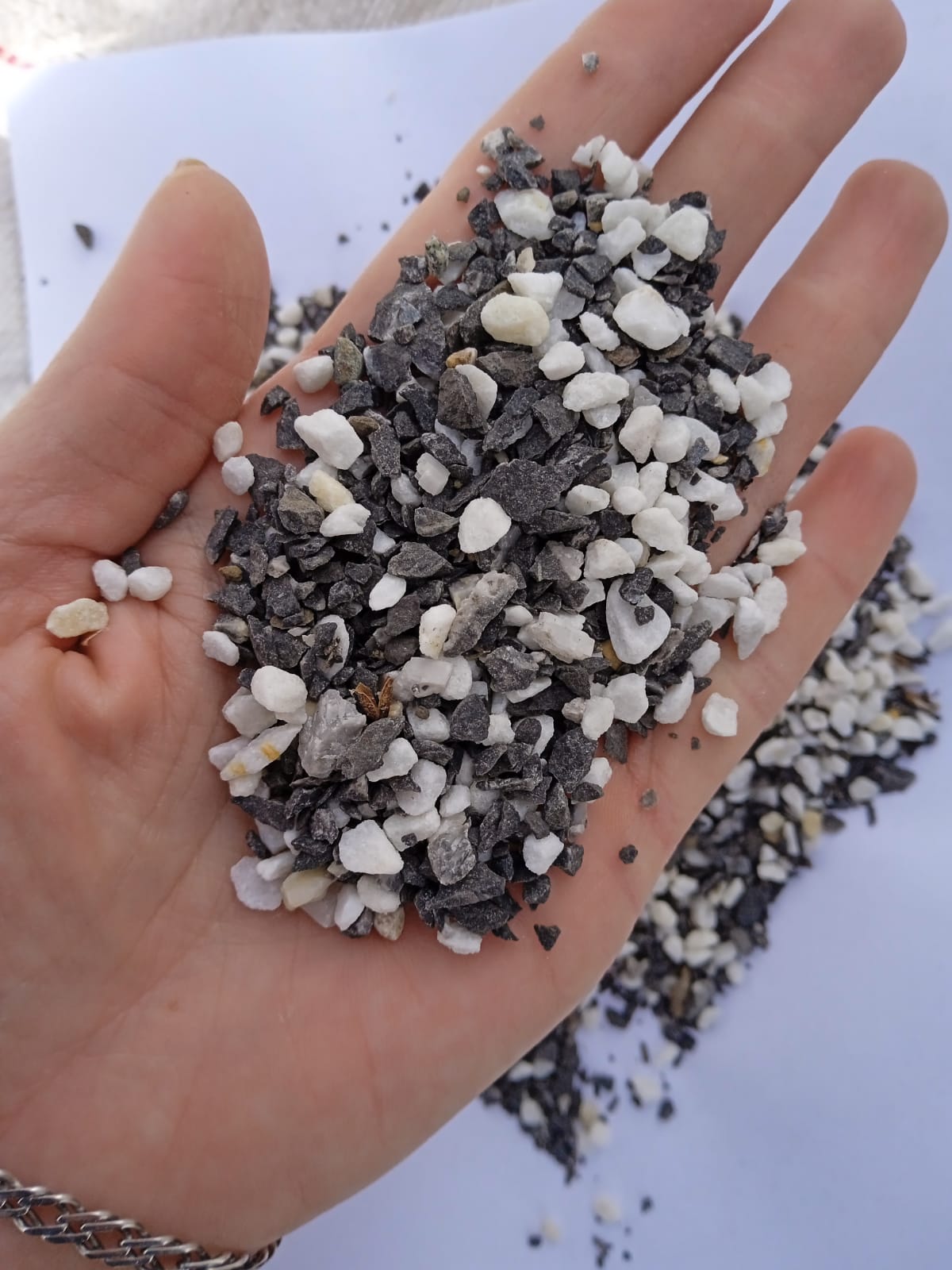  Мраморная галька (щебень галтованный микс:белый-черный-розовый-медовый) фр.5-10 мм.  купить  в Ставрополе мрамор белый, медовый, черный, розовый мраморный галтованный щебень декоративный ландшафтный 14500 руб/т   фото 