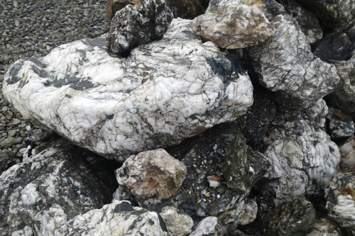 Черный гранит - кварцит фр. 100-500 мм.  купить в Ставрополе мрамор гранит черный с белыми прожилками, серый, белый валун скальный колотый 7000 руб/т   фото 