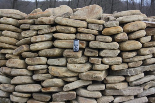 Песчаник для мощения дорожек, площадок, парковок ( фр 5-10 см)  купить  в Ставрополе песчаник  серый желтый коричневый рыжий песчаник оголтованный окатанный 6500 руб/т   фото 