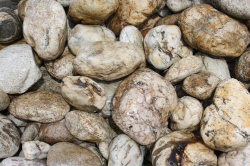  Кварцевый валунчик фр.100-300 мм.  купить в Ставрополе кварц белый, бежевый молочный рыжий крупный природный камень галечник 7850 руб/т   фото 