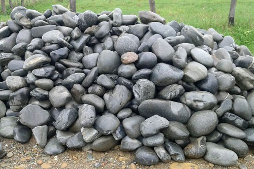  Темно-серый валунчик фр.100-300 мм.  купить в Ставрополе крупный природный камень серый, темно-серый, светло-серый речная галька большого размера окатанная 4500 руб/т   фото 