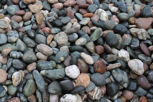  Галька окат (цветная картошка) фр. 50-100 мм. купить   в Ставрополе галька природная окатанная серый белый цветной синий темно-серый коричневый округлый галечник окатанный 4500 руб/т   фото 