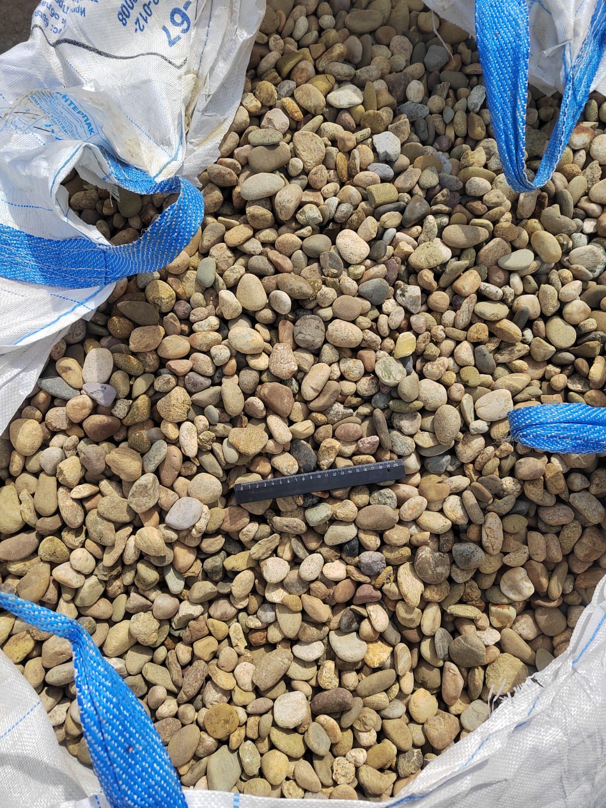  Галька речная окат рыжая фр. 20-40 мм. купить   в Ставрополе галька речная окатанная рыжая желтая серая округлая речная галька 4000 руб/т   фото 