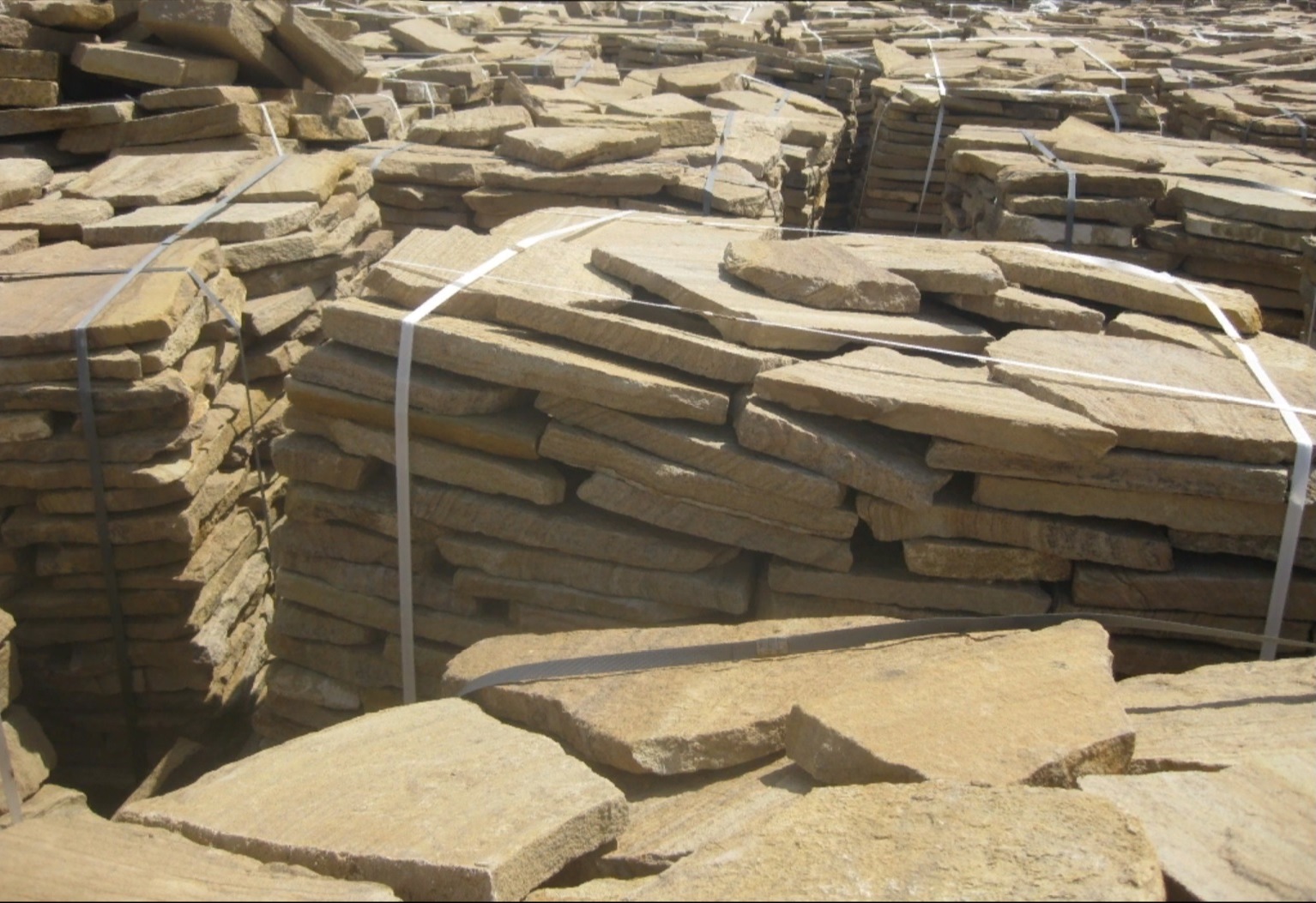 Песчаник пластушка желтый с рисунком (3 см)  купить  в Ставрополе песчаник желтый с рисунком, рыжий, желтый песчаник пластушка ландшафтная рваная 8 500 руб/м3   фото 