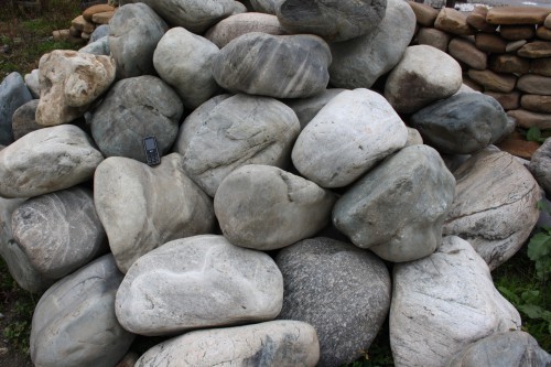  Речной валун Кабанчик фр.300-500 мм.  купить в Ставрополе крупный природный камень галька серый, темно-серый речной валун галечник масштабный 7000 руб/т   фото 