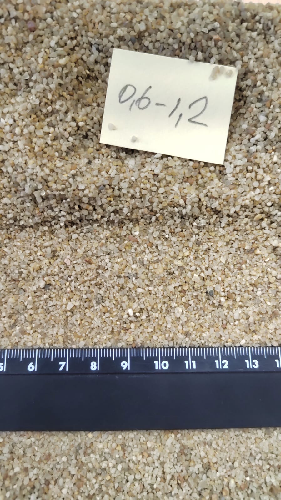 Кварцевый песок для площадок фр. 0,6-1,2 мм.  купить в Ставрополе фото 