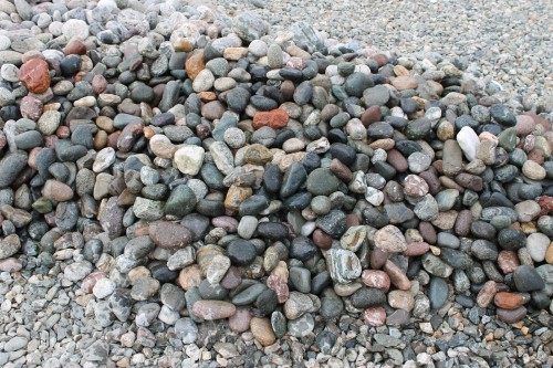  Галька окат (цветная картошка) фр. 50-100 мм. купить   в Ставрополе галька природная окатанная серый белый цветной синий темно-серый коричневый округлый галечник окатанный 4500 руб/т   фото 