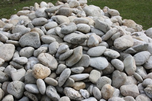  Бело-серый валунчик фр.100-300 мм.  купить в Ставрополе крупный камень для ландшафта серый, белый бело-серый валун крупная галька 4500 руб/т   фото 