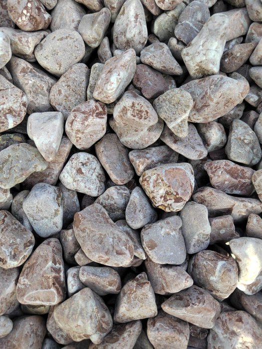 Розовая мраморная галька (щебень галтованный розовый) фр.10-20 мм.  купить  в Ставрополе мрамор розовый, красный ландшафтный декоративный окатанный округлый щебень 13500 руб/т   фото 