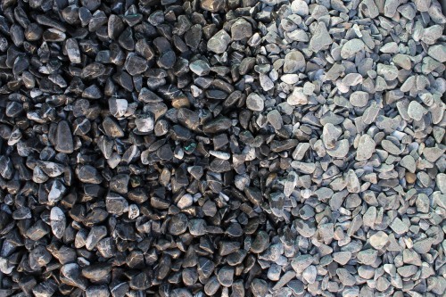  Черная галька с прожилками (галтованный черный мрамор) фр.10-20 мм.  купить  в Ставрополе мрамор черный с белыми прожилками, черный, белый окатанный округлый ландшафтный декоративный щебень 13500 руб/т   фото 
