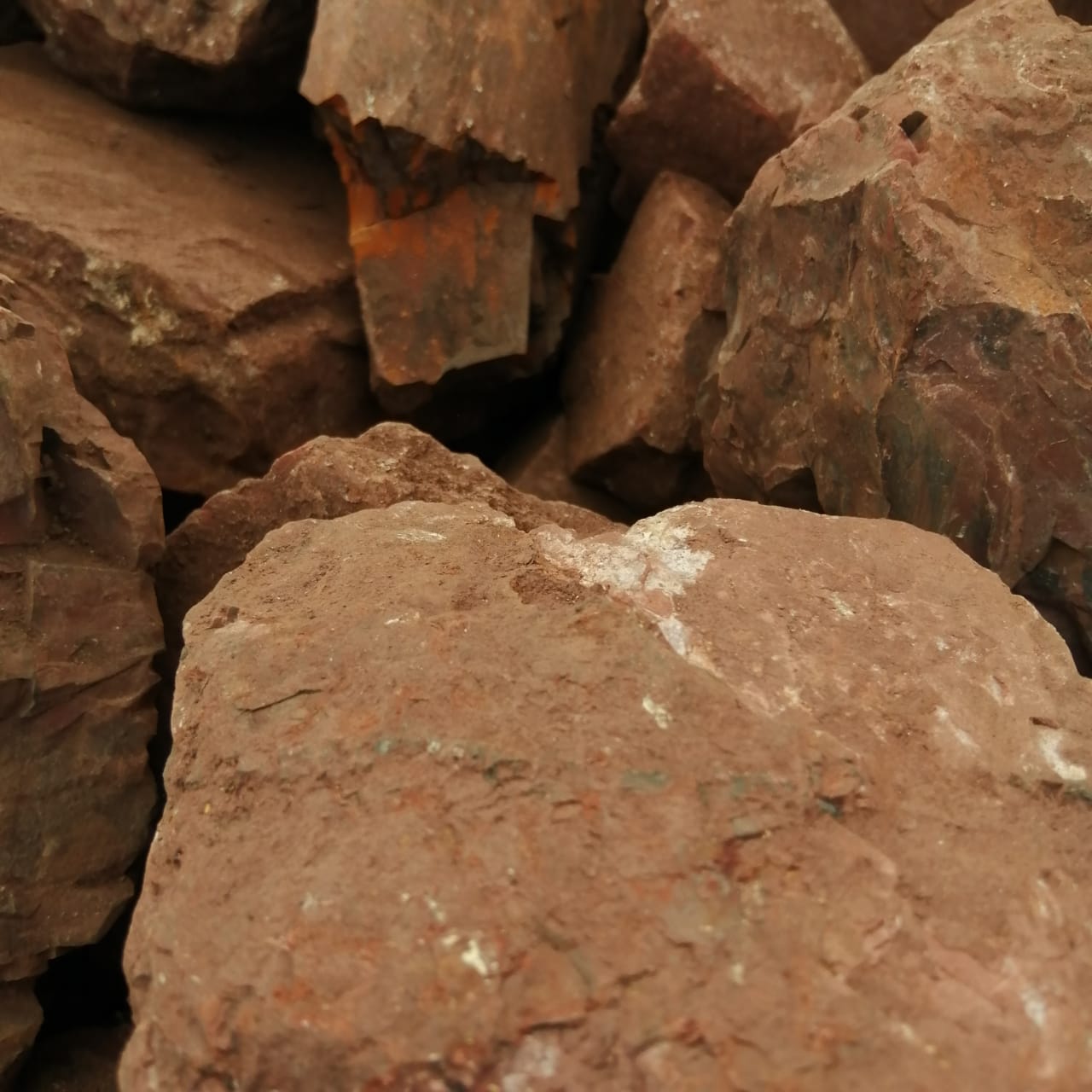 фото Яшма красная  (фр. 70-100 мм)  купить в Ставрополе в интернет-портале 