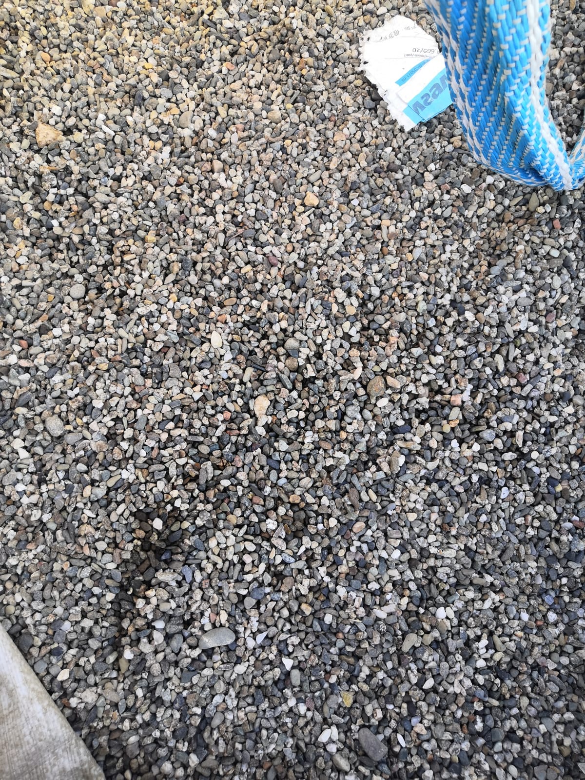  Галька речная окат (серая) фр.3-5 мм купить   в Ставрополе галька речная серая бежевый темно-серый окатанный речной камень округлый 8000 руб/т   фото 