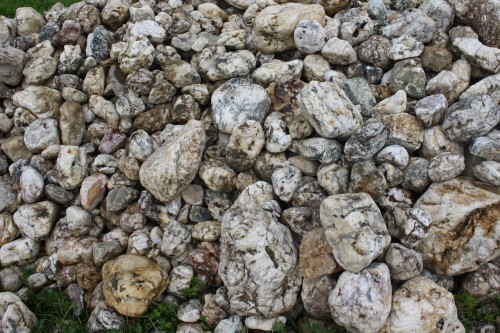  Кварцевый валунчик фр.100-300 мм.  купить в Ставрополе кварц белый, бежевый молочный рыжий крупный природный камень галечник 7850 руб/т   фото 