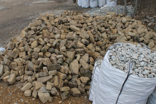 Песчаник для строительства и кладки блочный (фр 100-200 мм)  купить  в Ставрополе песчаник бежевый серый рыжий валун мелкий для строительства песчаник 6500 руб/т   фото 